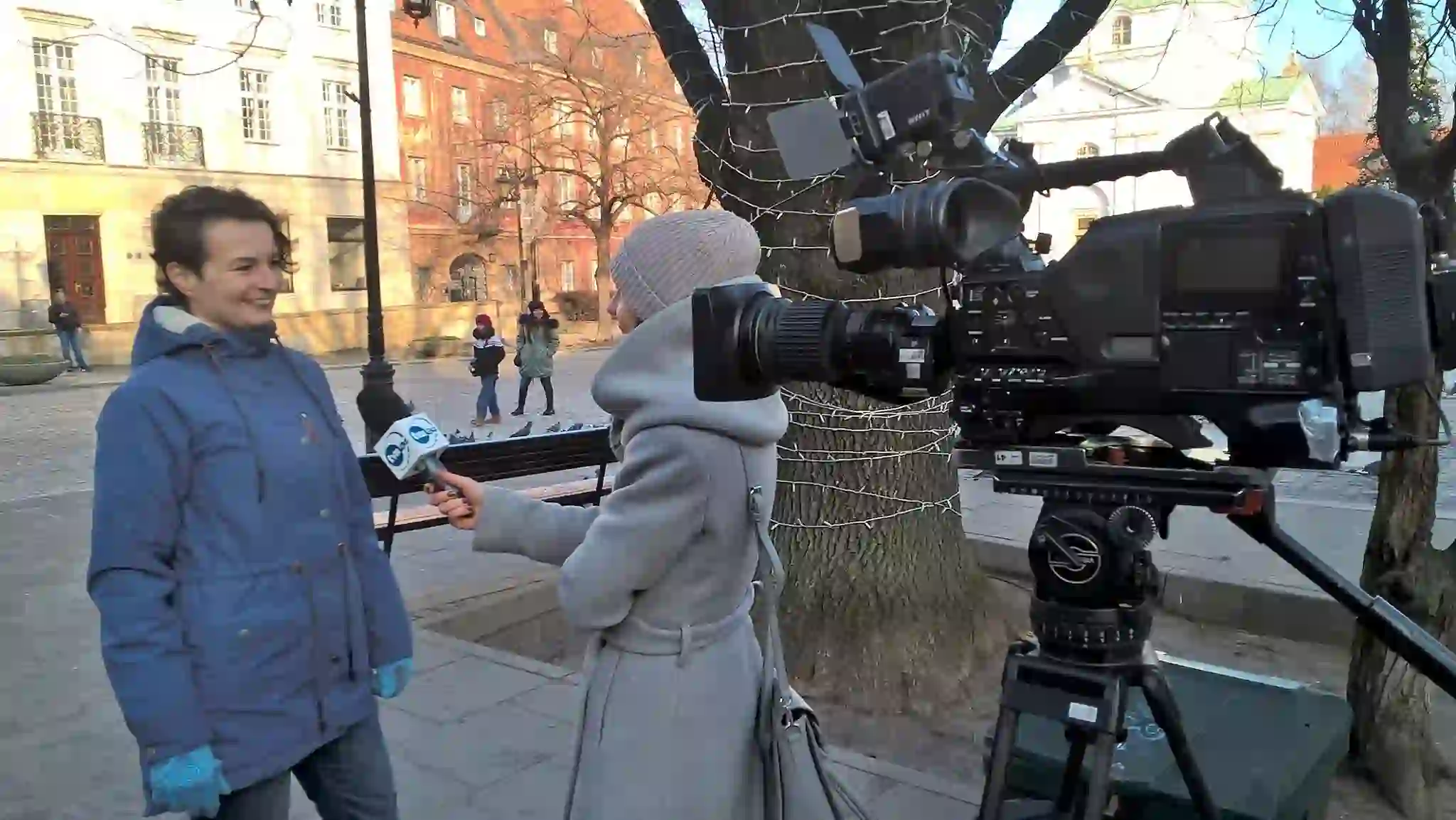 Psia Strefa_wywiad wywiad telewizyjny reporterki z trenerką na tle miasta